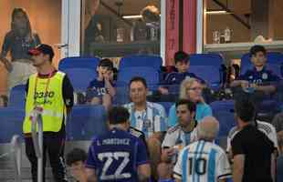 Familiares de Messi em camarote do Estdio 974, de Doha, durante jogo entre Argentina e Polnia pelo Grupo C da Copa do Mundo. Nas fotos aparecem o pai Jorge Messi, a esposa Antonela Roccuzzo e os filhos Ciro, Thiago e Matteo