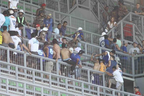 Pouco antes do clssico, alguns torcedores do Cruzeiro brigaram entre si nas cadeiras do Independncia. A PM teve de interferir no tumulto e acabou encontrando resistncia por parte dos mais exaltados.