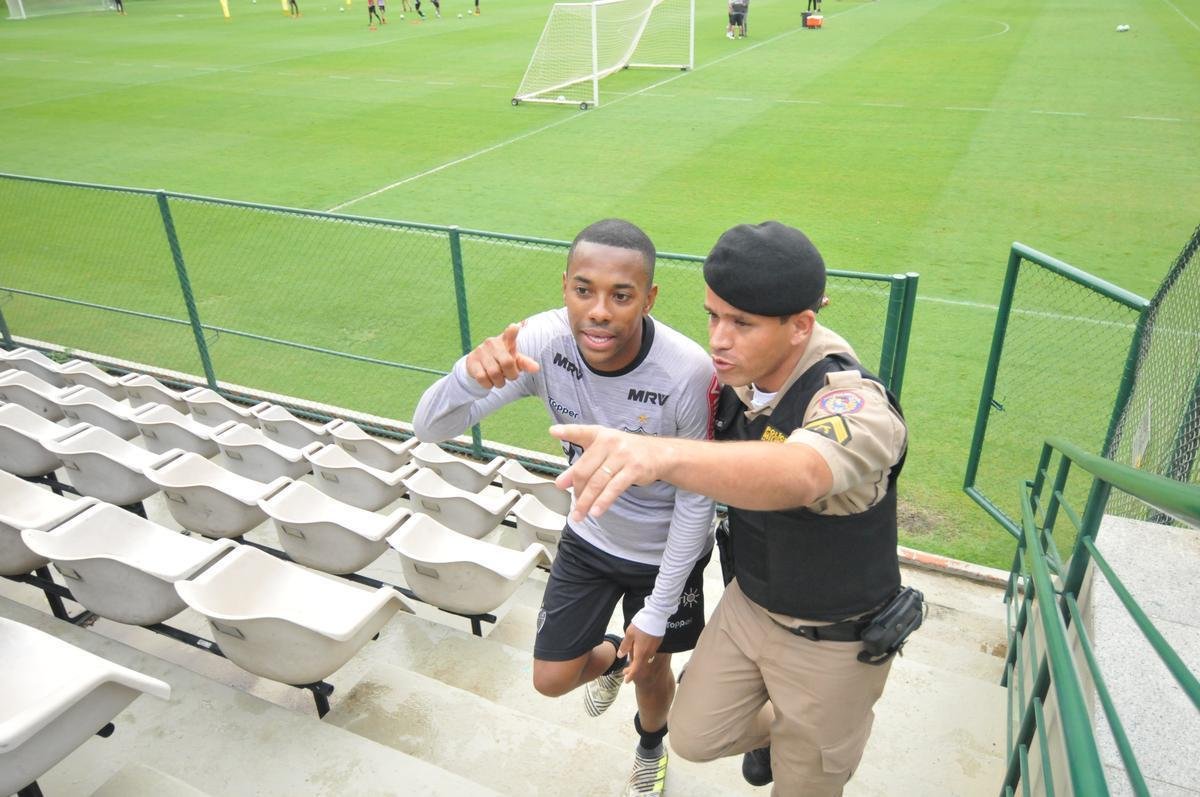 Robinho recebeu carinho de crianas do grupo Vibrante Mirim, de Ibirit-MG, que tem parceria com a PM