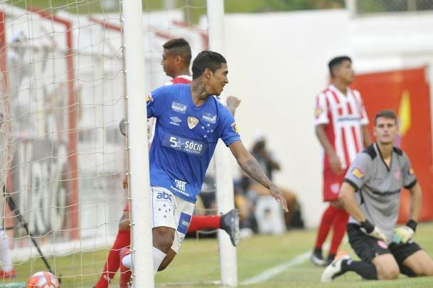 Fotos do duelo entre Villa Nova e Cruzeiro, neste domingo