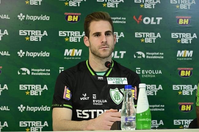 O goleiro Mateus Pasinato e o atacante Mikael foram apresentados pelo Amrica nessa quinta-feira (3/2), no CT Lanna Drumond