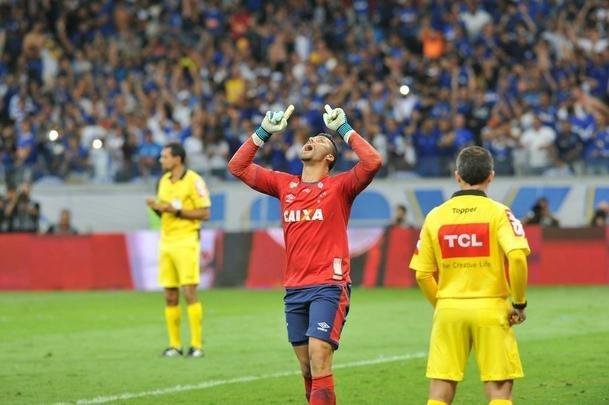Cruzeiro 1 (3) x (2) 0 Grmio (jogo de volta da semifinal da Copa do Brasil de 2017): Fbio foi o heri da Raposa ao defender a cobrana do atacante Luan na disputa por pnaltis. Nos 90 minutos, Hudson marcou de cabea. Pblico foi de 55.227 torcedores (50.715 pagantes), que proporcionaram renda de R$ 1.730.781,00.