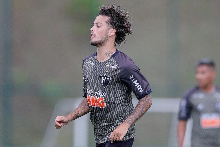 O lateral-direito Guga recebeu o diagnstico positivo de COVID-19 em 18 de novembro de 2020, dois dias aps a testagem realizada em todo o elenco do Atltico.