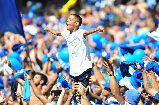 Gabriel Henry, o Gabrielzinho, de 11 anos, em festa na torcida do Cruzeiro durante a vitria por 2 a 0 sobre o Sampaio Corra, no Mineiro, pela Srie B de 2022