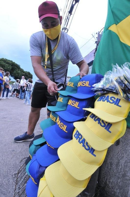 Torcedores no entorno do Mineiro, em BH, antes do jogo entre Brasil e Paraguai pelas Eliminatrias da Copa do Mundo do Catar