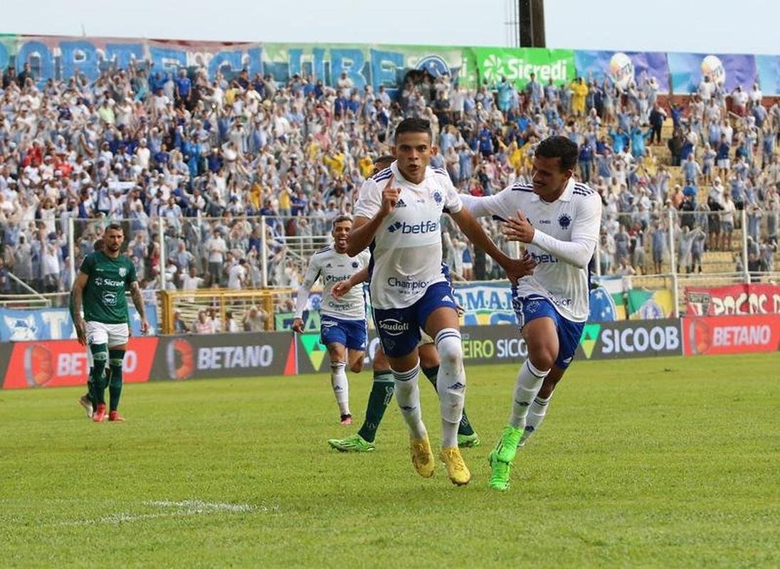 Fotos do jogo entre Caldense x Cruzeiro, no est�dio Ronald�o, em Po�os de Caldas, pela 7� rodada do Campeonato Mineiro