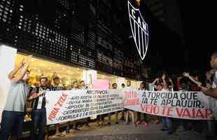 Depois da fase de ouro com Kalil, a torcida alvinegra voltou a protestar contra a diretoria de Daniel Nepomuceno e, agora, no incio da gesto Srgio Sette Cmara.