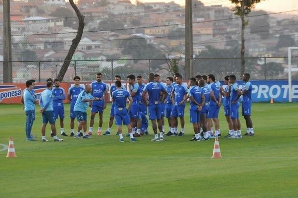 Cruzeiro iniciou sua intertemporada nesta segunda-feira na Toca da Raposa II. Tcnico Mano Menezes contou com elenco completo. Grupo agora comea preparao para decises com Atltico na Copa do Brasil, River Plate na Copa Libertadores e 29 rodadas restantes do Campeonato Brasileiro