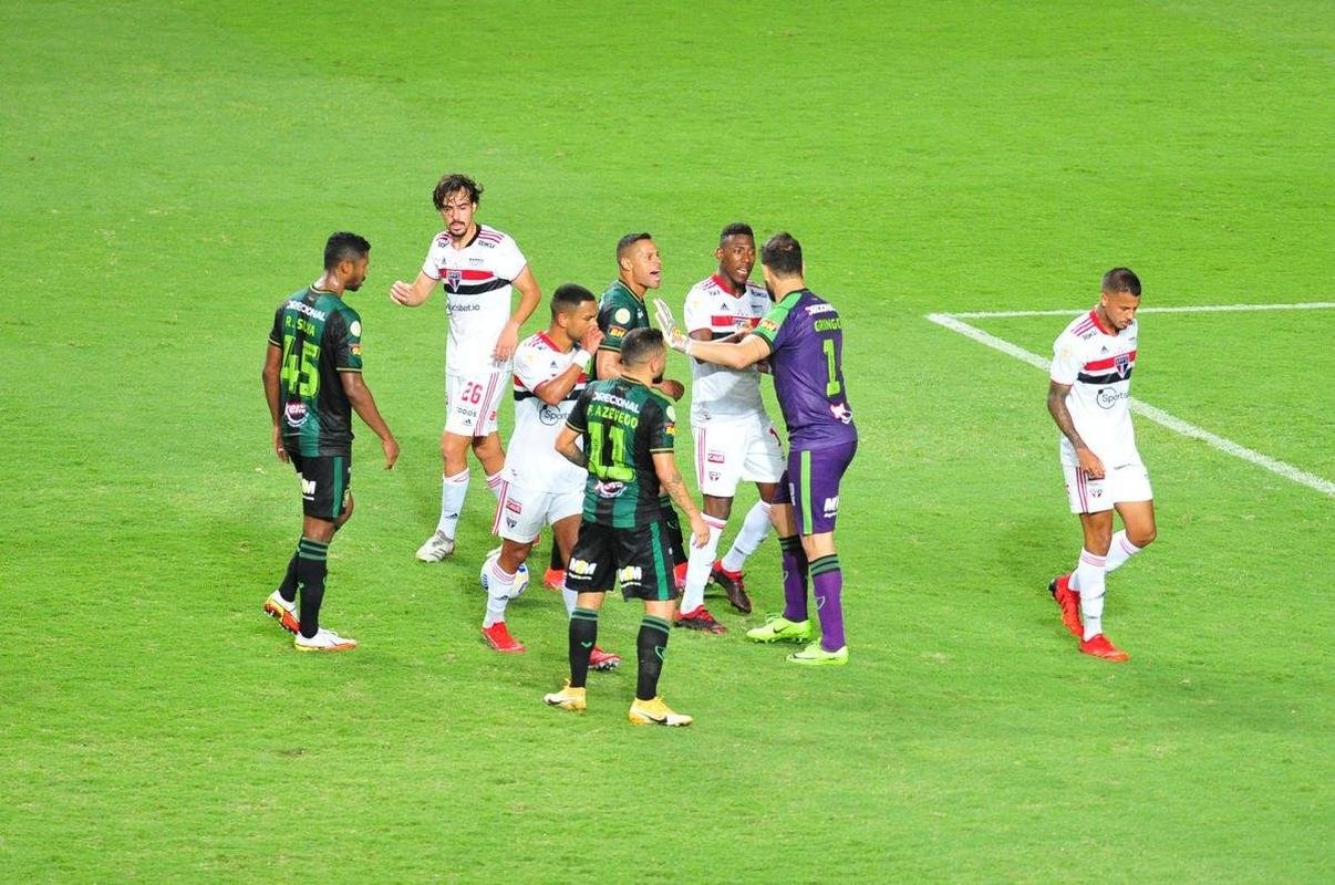 Fotos do jogo entre Amrica e So Paulo, no Independncia, em BH, pela ltima rodada do Campeonato Brasileiro de 2021