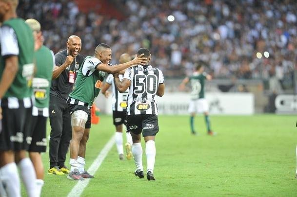 Marquinhos abriu o placar para o Atltico em chute cruzado: 1 a 0