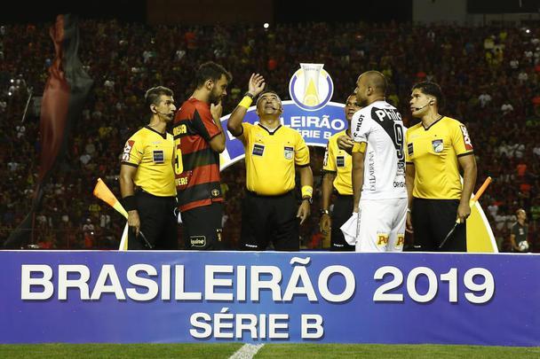 Foi sofrido, foi suado, mas o Sport voltou  Srie A. Depois de sair perdendo a partida diante da Ponte Preta, o Leo virou o jogo com dois gols de Guilherme, artilheiro da Segunda Diviso, com 17 gols e sacramentou o acesso na ltima partida em seu reduto no ano