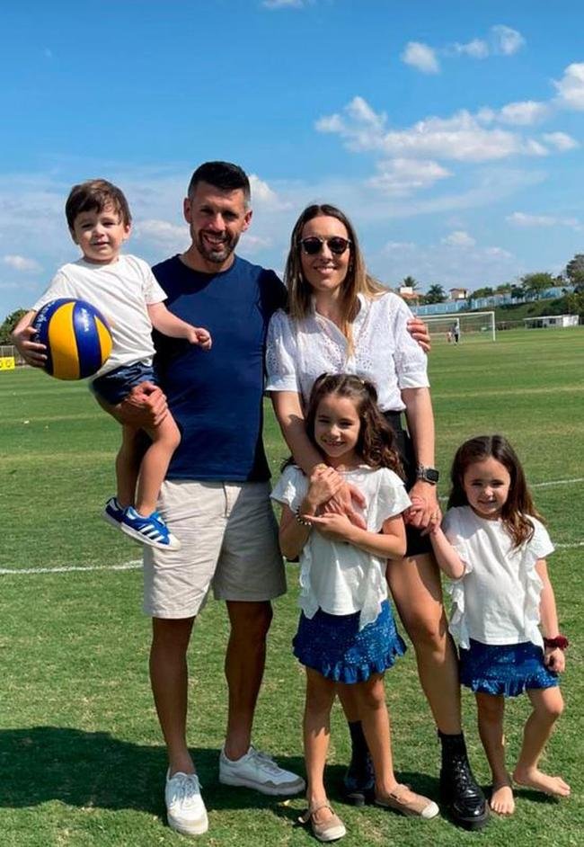 Jogadores, membros da comisso tcnica, funcionrios e familiares celebram acesso  Srie A em confraternizao na Toca da Raposa II