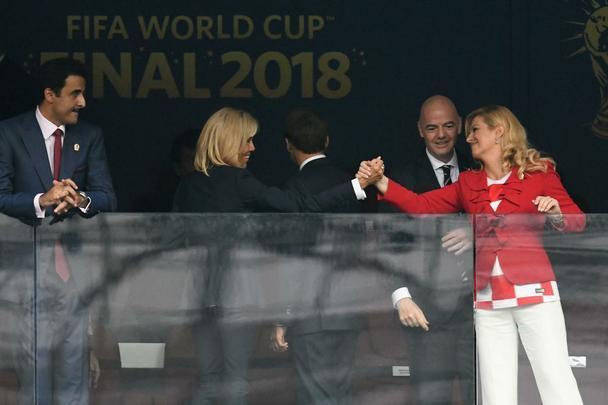Presidente francês Emmanuel Macron, presidente croata Kolinda Grabar-Kitarovic, presidente da Fifa Gianni Infantino e o presidente russo Vladimir Putin no estádio Luzhniki, em Moscou
