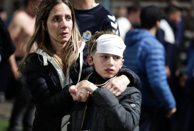 Polcia usou gs lacrimognio para tentar conter a confuso, fazendo com que jogadores fossem direto para o vestirio e muitos torcedores invadissem o gramado