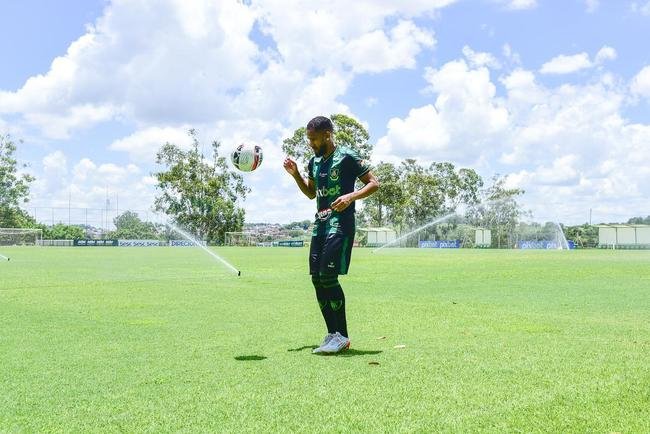 Atacante Everaldo foi apresentado nesta quinta-feira (19) como novo refor�o do Am�rica para a temporada de 2022