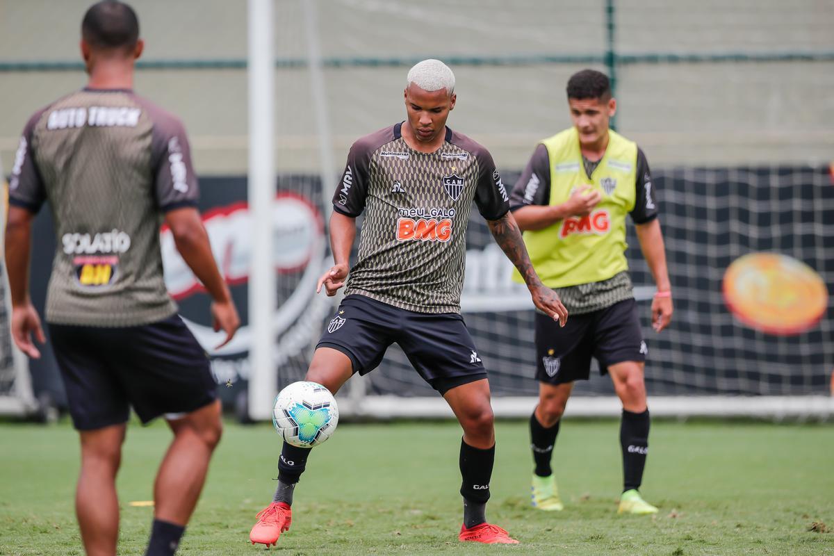 Depois do empate por 2 a 2 com o Cear, no Castelo, pela 22 rodada do Brasileiro, Atltico voltou aos treinos nesta segunda-feira na Cidade do Galo. Atividade teve vrias caras novas, diante do elevado nmero de atletas infectados pela COVID-19