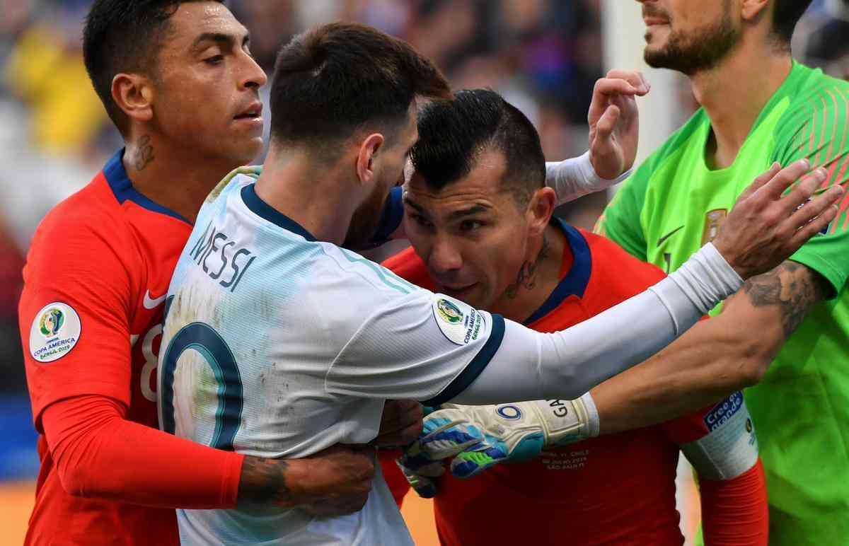 Medel deu peitadas em Messi durante primeiro tempo de Argentina e Chile, e ambos foram expulsos pelo rbitro paraguaio Mario Daz de Vivar. Torcida na Arena Corinthians vaiou a deciso do juiz.