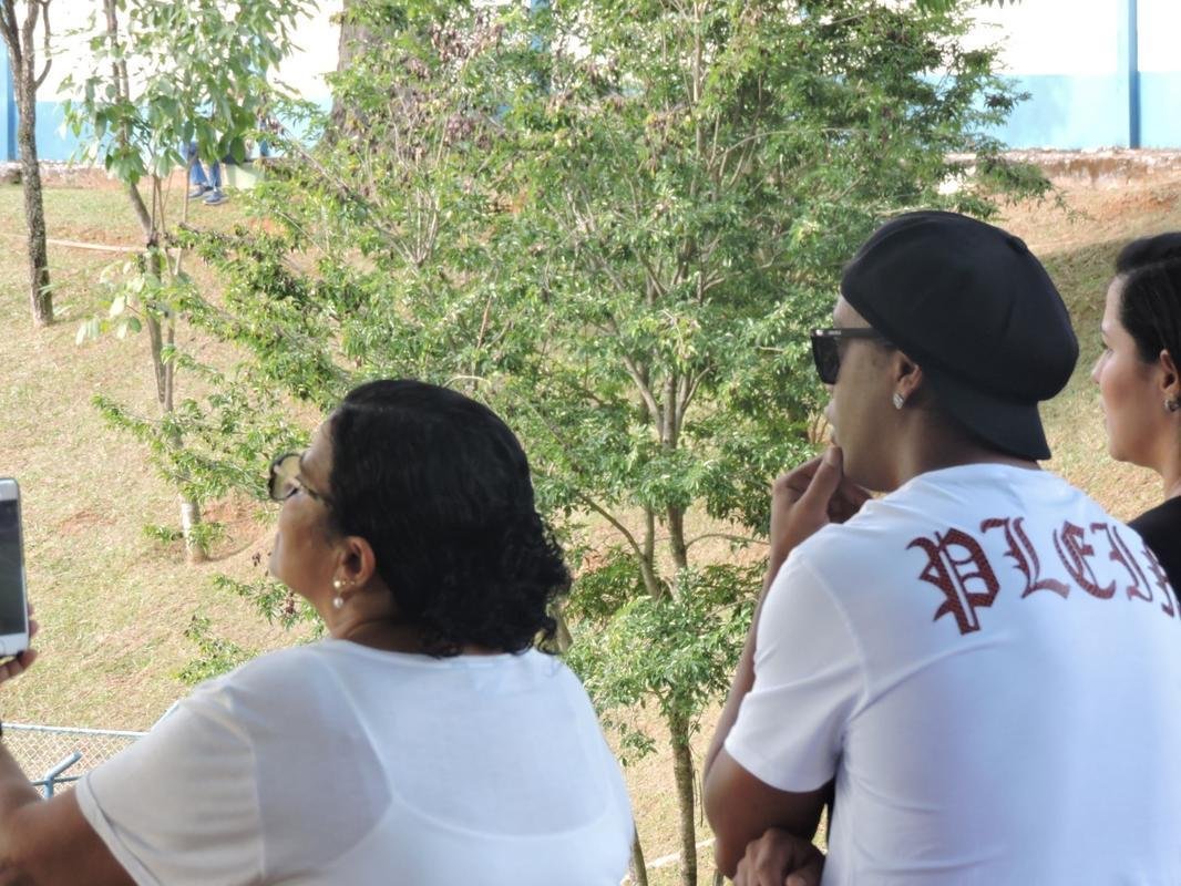 Ronaldinho Gacho visitou a Toca da Raposa I nesta sexta-feira para ver o jogo do seu filho, Joo Mendes, pelo time sub-14 do Cruzeiro. Astro passa alguns dias em Belo Horizonte e participa de eventos.