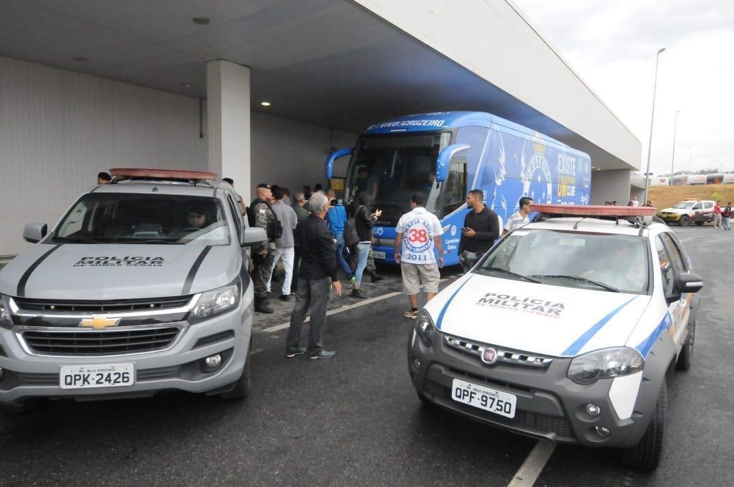 No desembarque do Cruzeiro em Confins, aps o jogo contra o Cear, tcnico Rogrio Ceni foi ovacionado por torcedores presentes no aeroporto. J o meia Thiago Neves, apontado como piv do atrito com o tcnico, foi criticado. Assim como treinador, goleiro Fbio foi ovacionado pelos cruzeirenses na chegada.