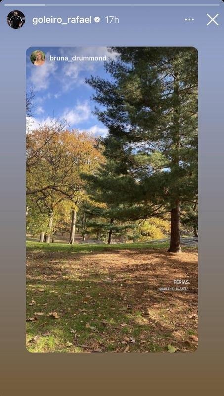 Goleiro Rafael registrou momento em viagem com a esposa.