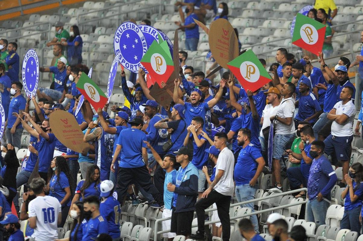 Na volta ao Mineiro, torcida fez festa com a vitria do Cruzeiro por 1 a 0 sobre o Confiana. No fim da partida, jogadores agradeceram o apoio dos cruzeirenses.
