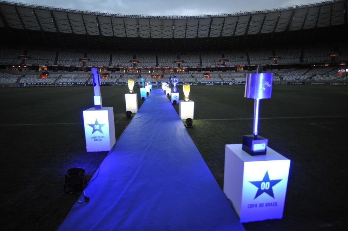 Antes de jogo entre Cruzeiro e Cear, goleiro Fbio foi homenageado pelas 800 partidas a servio do clube. Na imagem, todos os trofus conquistados pelo camisa 1 no time celeste: seis Campeonatos Mineiros (2006, 2008, 2009, 2011, 2014 e 2018), trs Copas do Brasil (2000, 2017 e 2018) e dois Campeonatos Brasileiros (2013 e 2014).