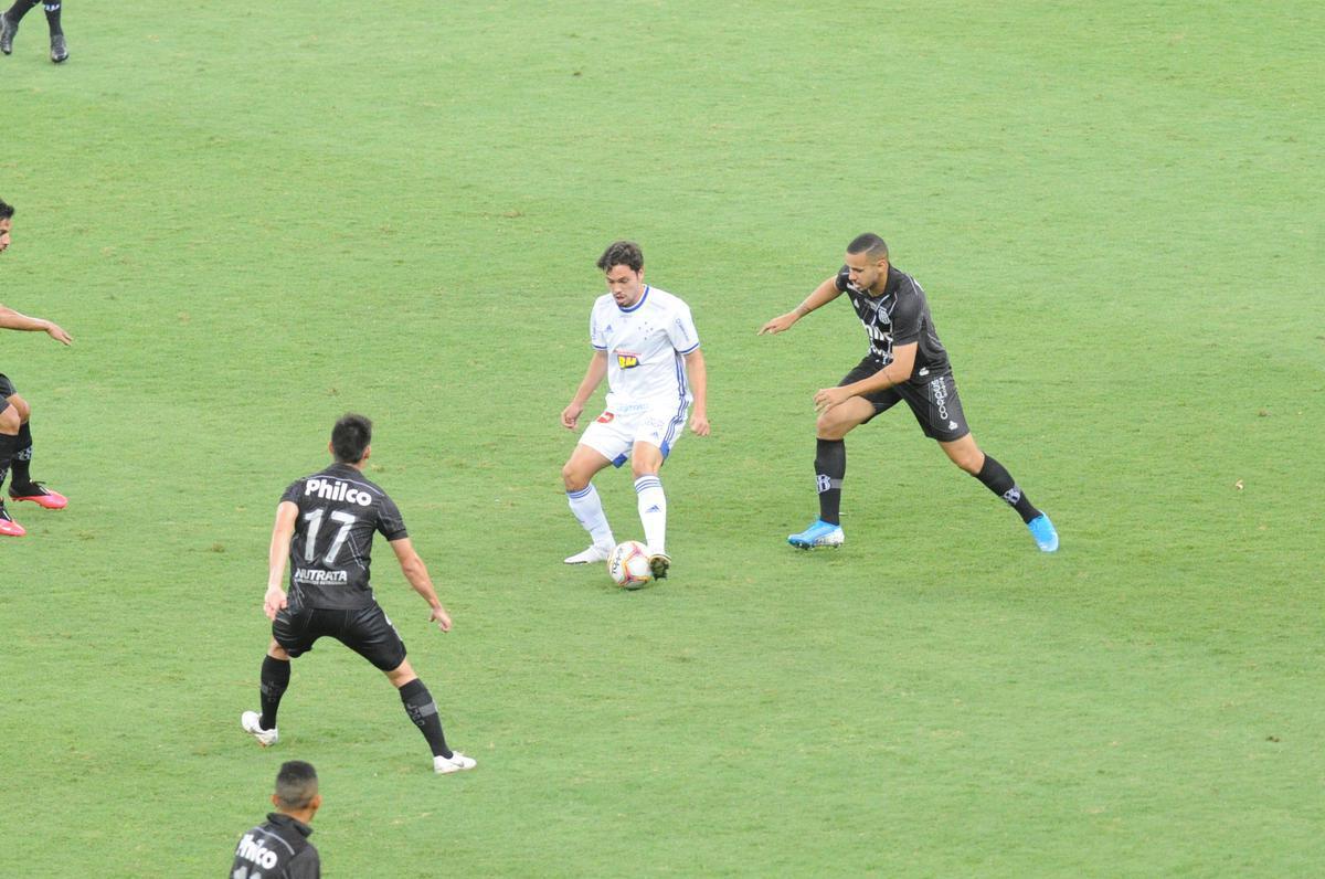 No segundo tempo, Manoel, de cabea, ampliou para o Cruzeiro: 3 a 0