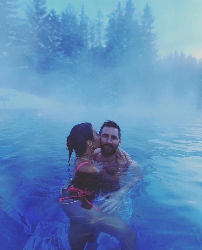 Messi, Antonela Rocuzzo e os trs filhos esto nos Alpes franceses