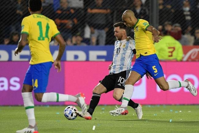 Sem Neymar, Brasil encarou a Argentina em clssico agitado pelas Eliminatrias