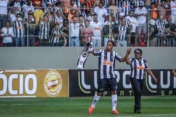 No Dia das Mães, Ronaldinho entrou em campo ao lado de Dona Miguelina. O Galo aplicou 3 a 0 no Cruzeiro, no jogo de ida da final do Mineiro