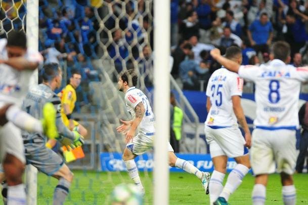 Cruzeiro volta melhor no segundo tempo, e Hudson abre o placar aos 6 minutos