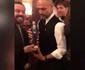 V�deo: t�cnico Pep Guardiola ganha presente inusitado de torcedor em N�poles