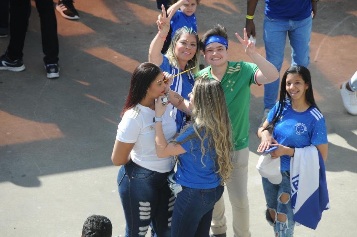 Chegada da torcida do Cruzeiro ao Mineiro para o jogo contra a Ponte Preta pela 13 rodada da Srie B do Campeonato Brasileiro. Estdio voltou a receber grande pblico