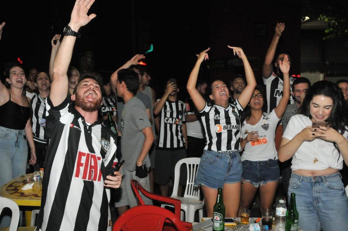 Torcedores do Galo comemoram classificao  final da Copa do Brasil no Bar do Salomo, tradicional reduto atleticano de Belo Horizonte