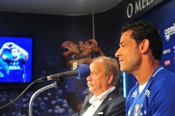 Fred foi apresentado no Cruzeiro pelo presidente Wagner Pires de S e pelo vice Itair Machado