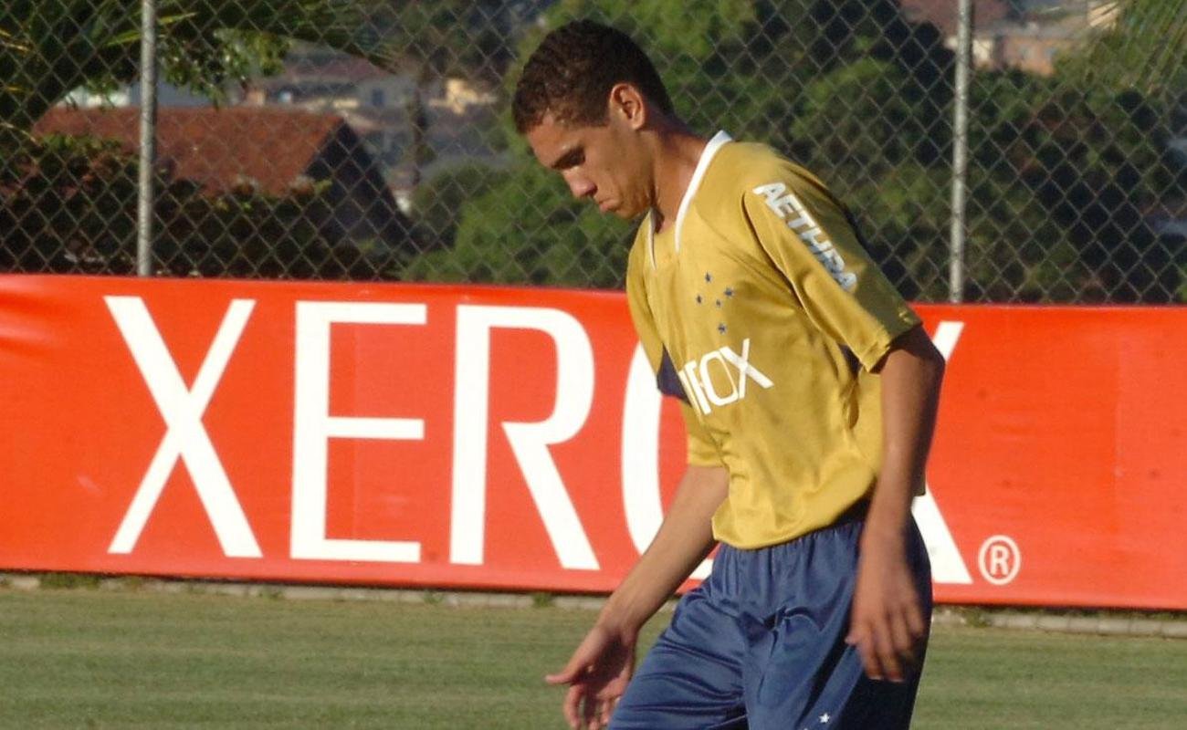 Zagueiro Maicon em seu incio de carreira no Cruzeiro, no ano de 2007. 