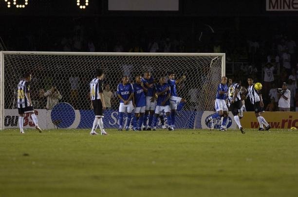 As duas equipes iniciavam a deciso do ttulo mineiro sob certo equilbrio %u2013 a Raposa tinha a vantagem de igualdade em pontos e saldo de gols. O primeiro tempo terminou sem gols, e o Galo, do tcnico Levir Culpi, abriu o placar com der Lus no primeiro minuto da etapa final. Danilinho fez o segundo aos 36min, e Marcinho, o terceiro, aos 46min. Enquanto o goleiro Fbio ainda reclamava de irregularidade nesse gol, de costas para o campo, Vanderlei fechou o placar, praticamente garantindo o ttulo.