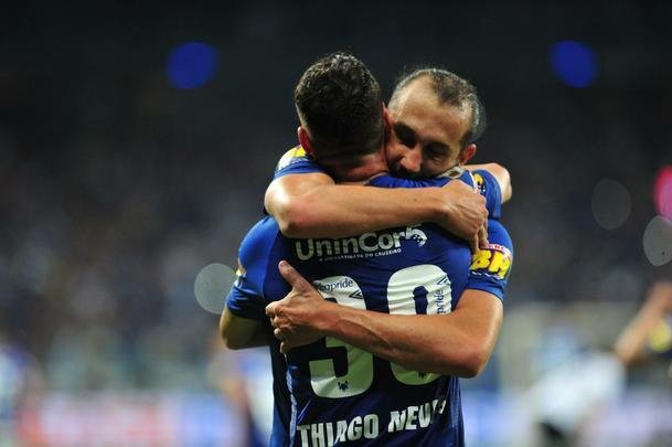 Cruzeiro conseguiu abrir vantagem de 1 a 0 no fim do primeiro tempo, com gol de cabea de Thiago Neves