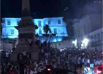 A festa pelo bicampeonato do Atlético levou centenas de ouro-pretanos para a praça Tiradentes; festa não tem hora para acabar