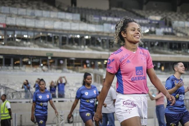 Em preliminar de Cruzeiro x Ituano pela Srie B, o time feminino da Raposa, conhecido como Cabulosas, goleou o Araguari por 8 a 0 pela terceira rodada do Campeonato Mineiro Feminino. Equipe cruzeirense estreou o uniforme rosa, confeccionado pela Adidas em homenagem  campanha Outubro Rosa, de conscientizao contra o cncer de mama