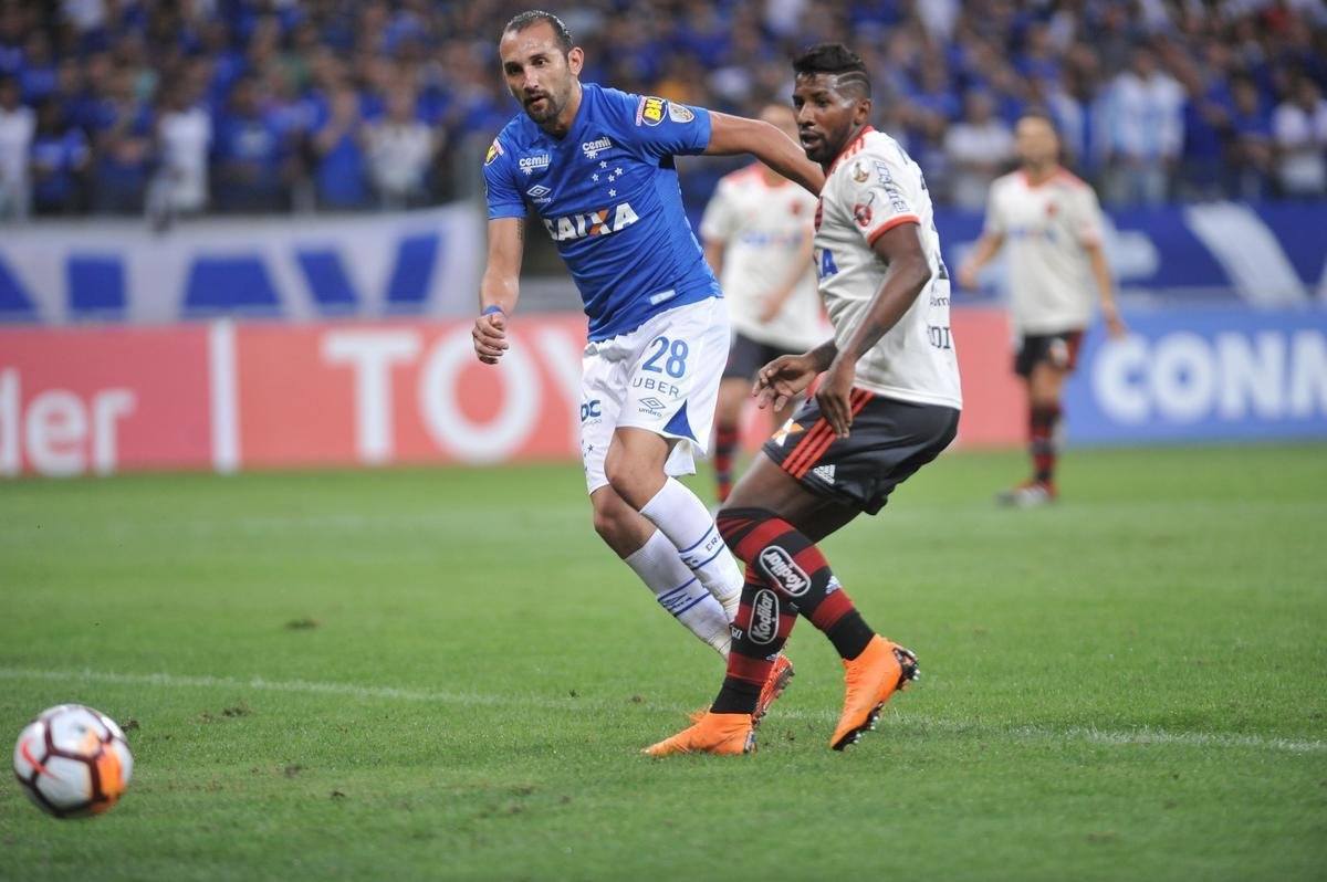 Fotos do primeiro tempo do duelo entre Cruzeiro e Flamengo, no Mineiro, pelas oitavas de final da Libertadores