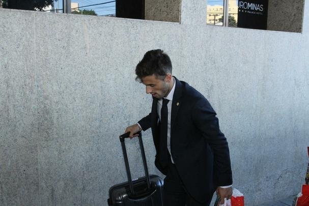 Repleta de estrelas, Seleo Uruguaia chegou a Belo Horizonte no comeo da tarde para a disputa da Copa Amrica. Cavani e Surez, as principais estrelas, mostraram muita simpatia. O meia De Arrascaeta, ex-Cruzeiro, atendeu a um f, mas passou pela imprensa sem dar entrevistas