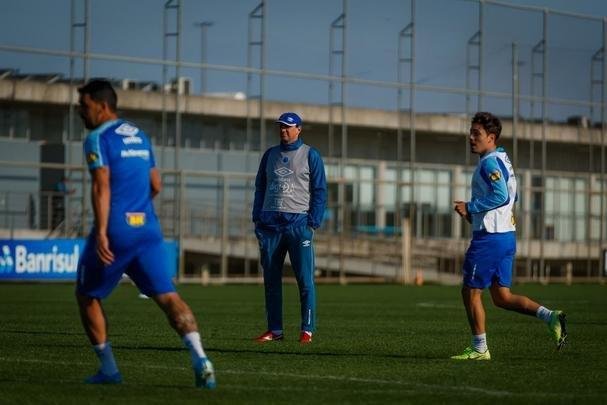 Cruzeiro treinou nesta tera-feira no CT do Grmio, em Porto Alegre, e concluiu a preparao para o duelo com o Internacional, no Beira-Rio, pela semifinal da Copa do Brasil. Time precisa de vitria por dois gols de diferena para ir  final. Se vencer por um gol de vantagem, a deciso ser nos pnaltis. Rogrio Ceni deve escalar o time com Fbio; Edilson, Ded (Fabrcio Bruno), Leo e Dod; Henrique e Robinho; Marquinhos Gabriel, Thiago Neves e David; Pedro Rocha.