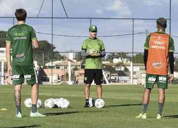 À frente dos primeiros treinos da equipe no ano, Diogo Giacomini elogiou os jovens, mas alertou: 'Não tem que jogar no profissional só porque é da base'