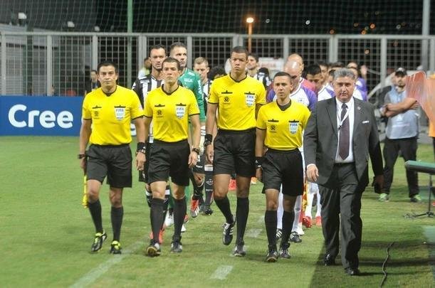 Lances do primeiro tempo do duelo entre Atltico e Defensor, pela terceira fase da Copa Libertadores