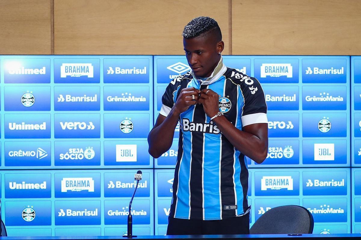 Orejuela - foi emprestado pelo Cruzeiro ao Grmio em janeiro. No time gacho, firmou-se como pea importante e j contabiliza 28 jogos. A diretoria tricolor pretende investir na aquisio do lateral-direito colombiano. O clube celeste, por sua vez, topa vender 50% dos direitos econmicos por valor inferior aos 3,35 milhes de euros (R$ 21,5 milhes) estipulados em contrato.