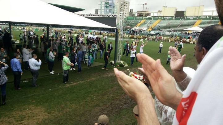 Depois de homenagens, corpos deixaram a Arena Condá. Muitos serão transferidos para cidades de origem das vítimas