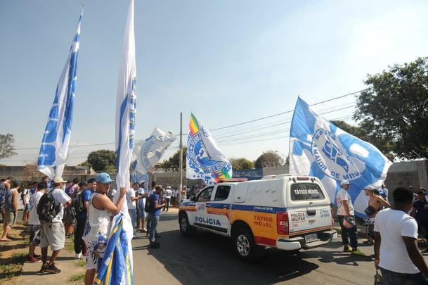 Torcedores protestam em frente  Toca da Raposa II