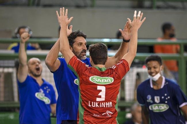 Cruzeiro se garantiu na decis�o do Sul-Americano de V�lei ao bater os argentinos do Policial Voley por 3 sets a 0, neste s�bado (5), no Gin�sio do Riacho, em Contagem. As parciais foram de 25/20, 29/27 e 25/16