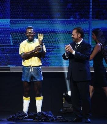 Maradona e Pel foram homenageados durante cerimnia em Luque, no Paraguai
